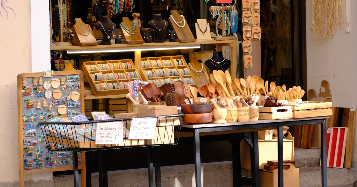 Puesto de feria artesanal con productos exhibidos y carteles de precio escritos a mano