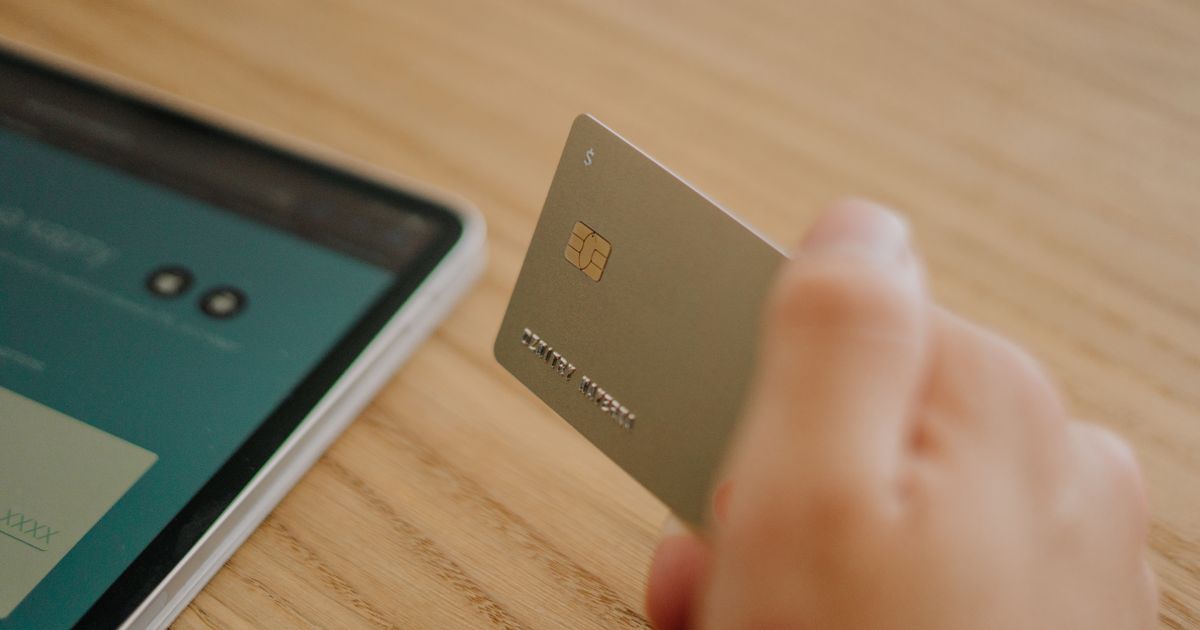 Persona pagando en cuotas con tarjeta de crédito por compra online