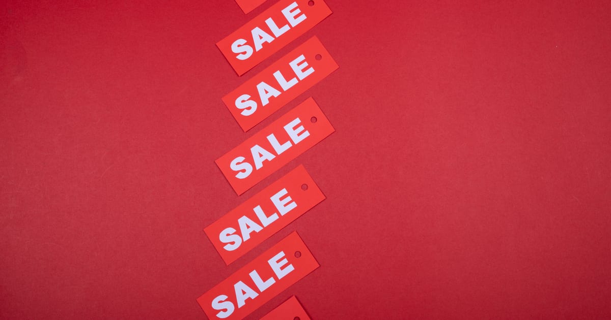 Etiquetas de descuento colgadas, una promoción hecha sin perder dinero