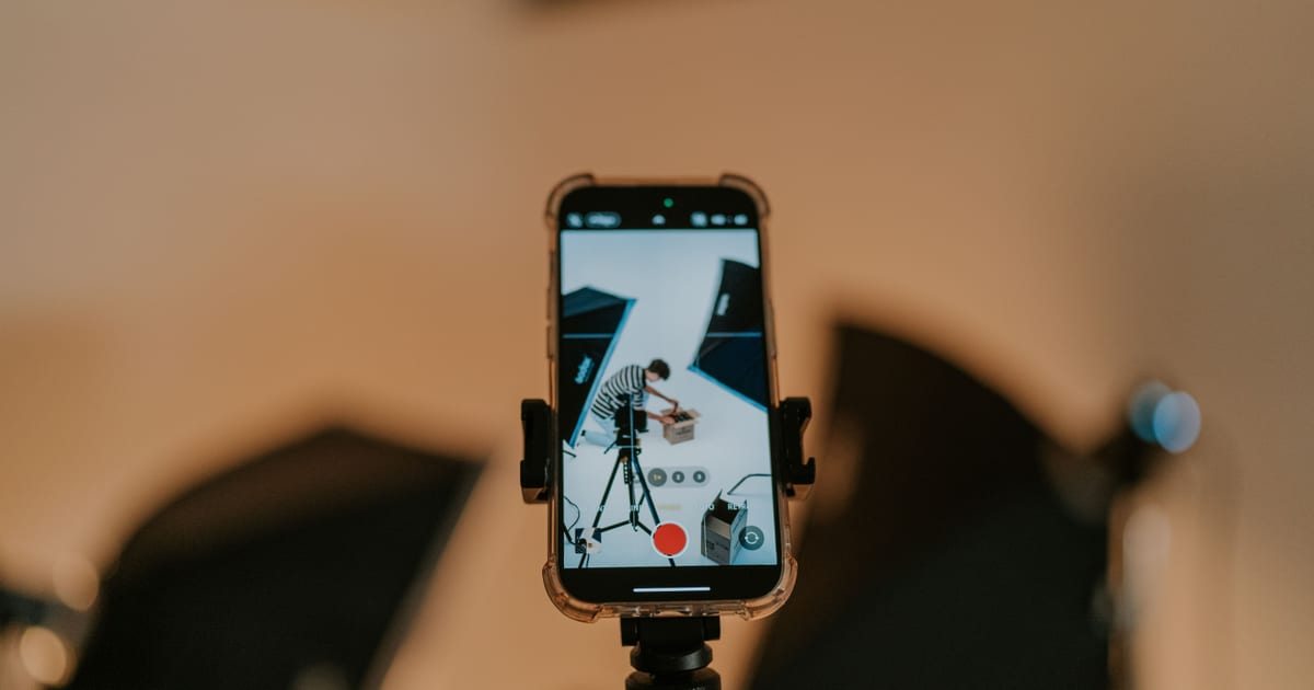 Celular sacando fotos de productos sobre un fondo claro