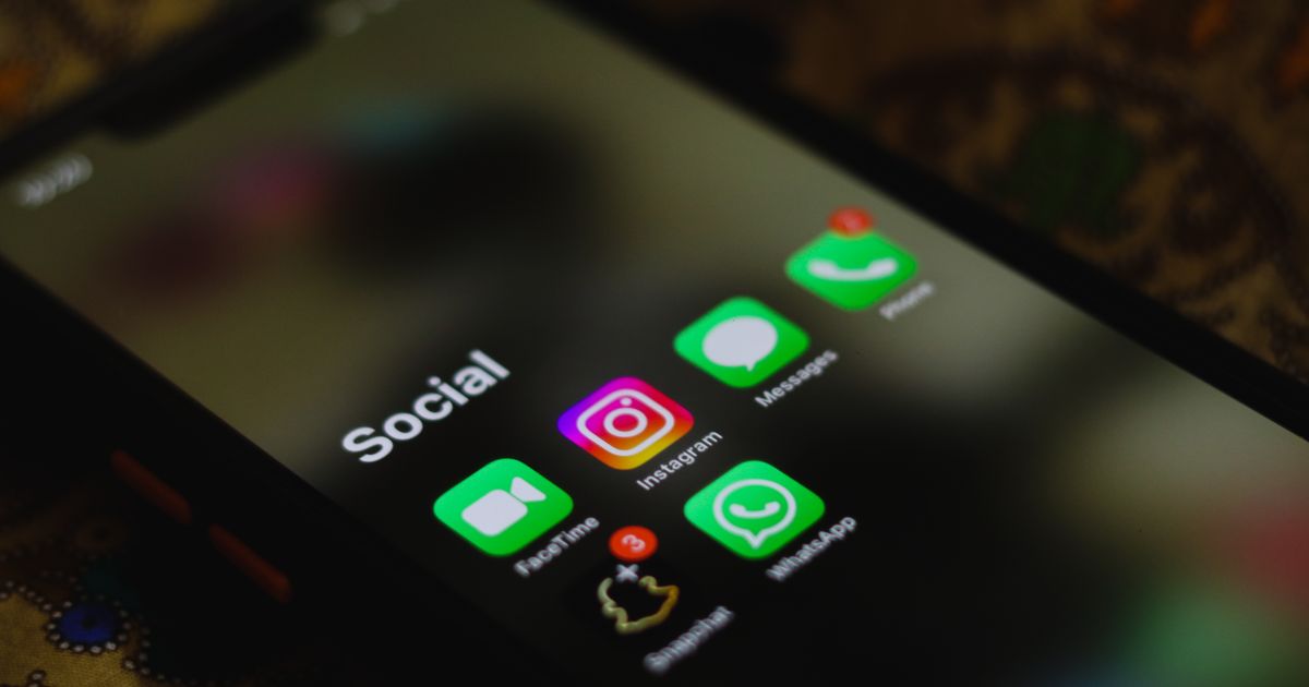 Apps de redes sociales en un celular, listas para vender por Instagram