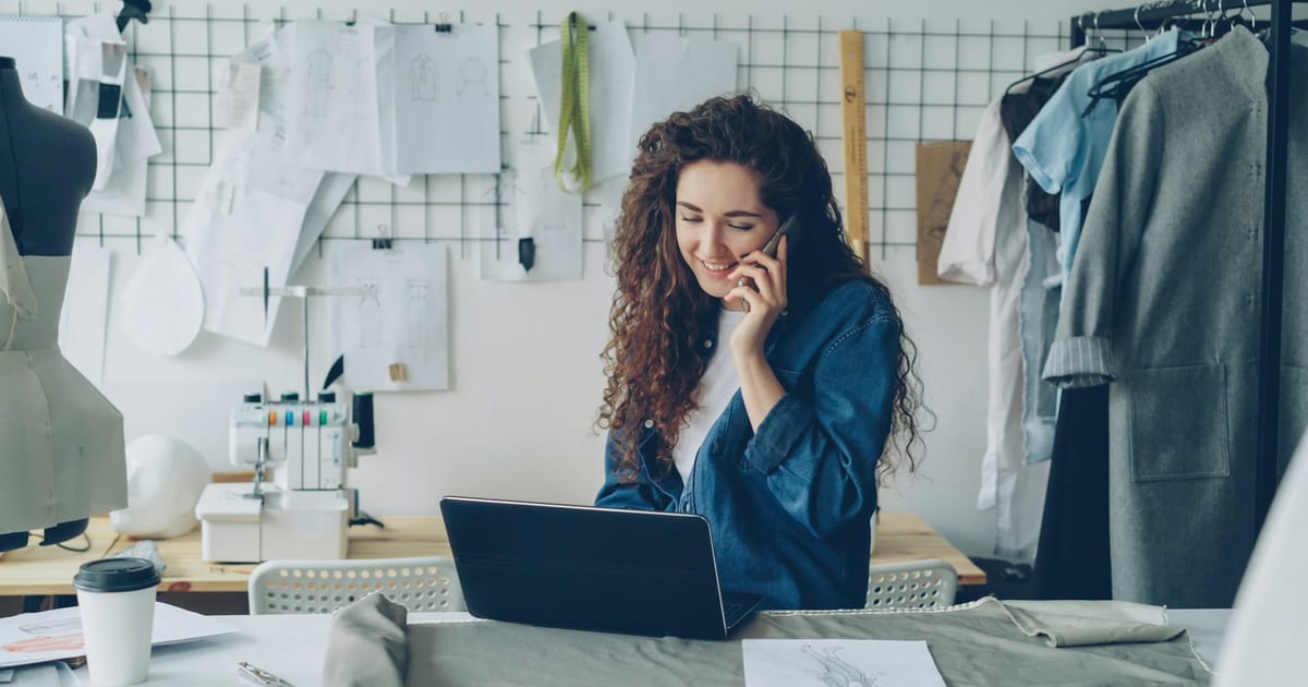 Emprendedora en su taller revisando su tienda online que no vende