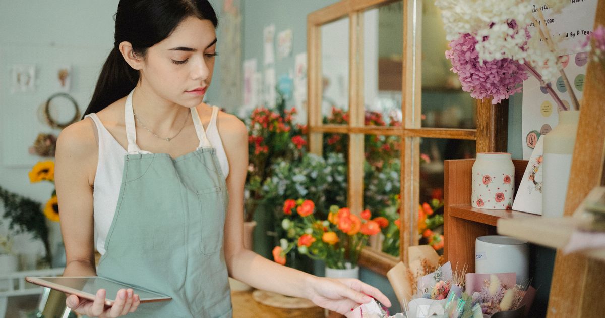 Vendedora de un negocio chico organizando su cobro con Mercado Pago desde una tablet
