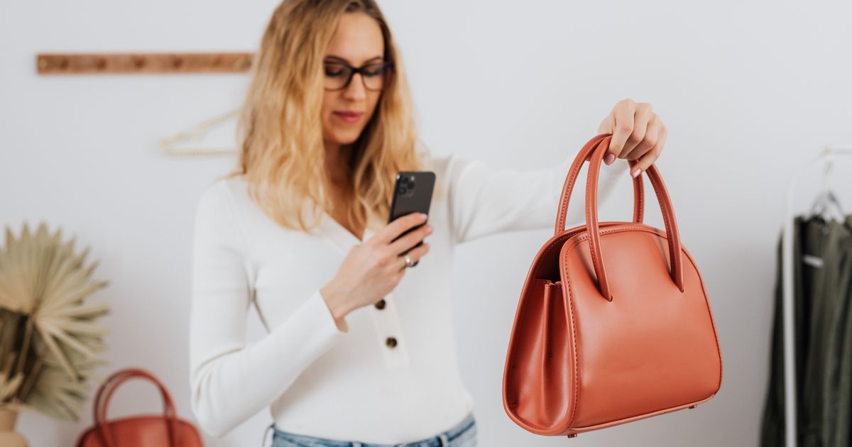 Emprendedora sacándole foto a un producto con el celular para vender por Instagram