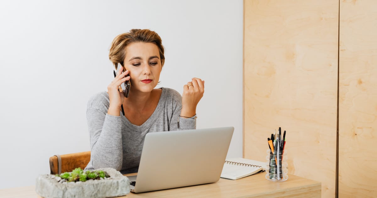 Emprendedora revisando en su notebook qué tarjetas puede cobrar con Mercado Pago