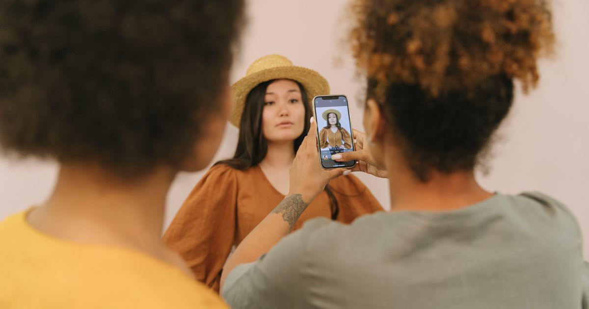 Emprendedoras sacando fotos de producto con el celular para vender por Instagram sin tienda online